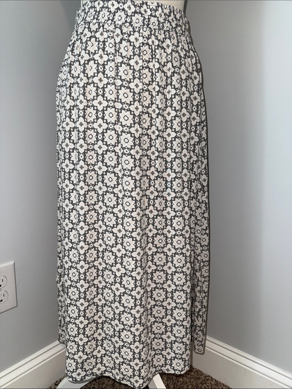 LOFT Gray and White Floral Pattern Maxi Skirt